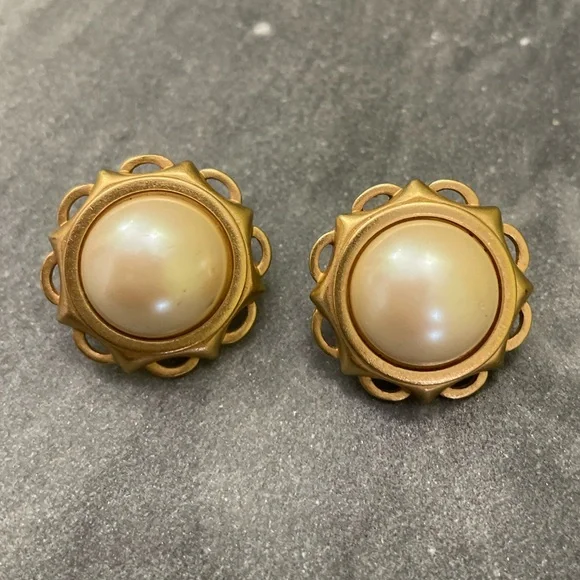 Vintage YSL Yves Saint Laurent Gold Pearl Earrings - Picture 11 of 17
